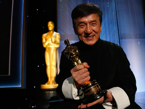 Beri 'Speech' Haru dan Kocak, Ini Penantian 50 Tahun Jackie Chan Dapatkan Piala Emas Oscar!