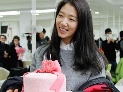 Park Shin Hye Rayakan 10 Tahun Debut Bersama Kang Ha Neul dan Staf 'The Heirs'