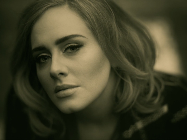 Ini yang Membuat Adele Menangis di Video Musik 'Hello'
