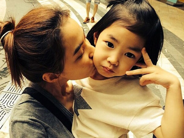 Lucunya Haru Saat Cemburu Lihat Kedekatan Sang Ibu dengan Aktris Cilik Lee Ran