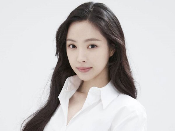 Naeun Apink Resmi Gabung YG Entertainment