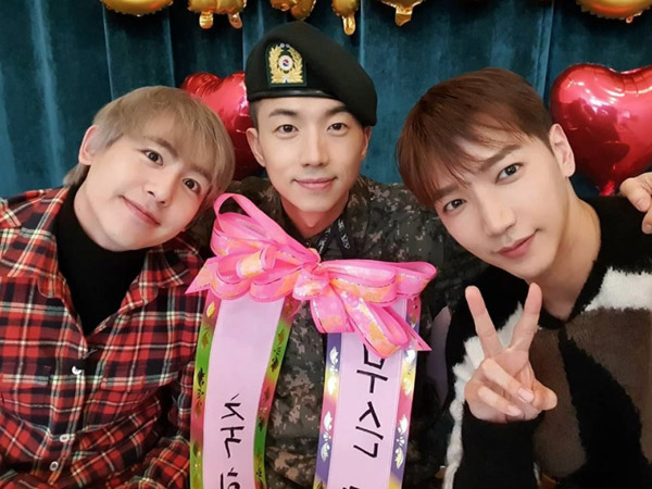 Wooyoung 2PM Sapa Fans Usai Wamil, Dapat Kejutan dari Nichkhun dan Jun.K