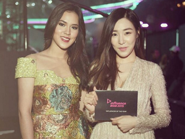 Cantiknya Raisa dan Tiffany SNSD Saat Foto Bersama di 'Influence Asia Awards 2015'