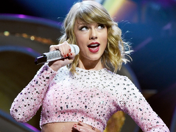 Wah, Taylor Swift Bakar Baju Kekasihnya di Video Musik 'Blank Space'