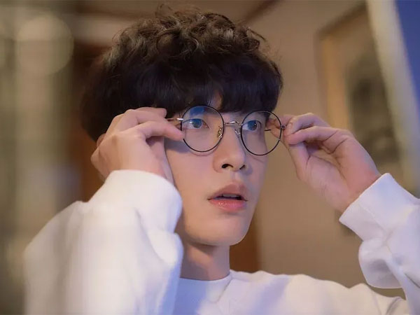 Pesona Lee Min Ki Jadi Penulis Naskah Judes tapi Imut di ‘Oh! Master’