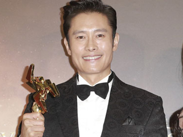 Lee Byung Hun Raih Penghargaan 'Aktor Terbaik' di Asian Film Awards!