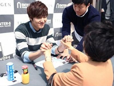 Asyiknya! Para Fans Ini Berkesempatan Mengaitkan Tangan Dengan Lee Min Ho!