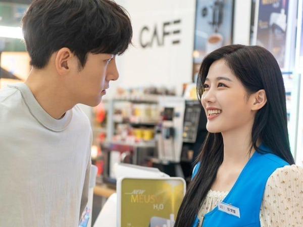 Kim Yoo Jung Kembali Jadi Karyawan Minimarket Ji Chang Wook, Cinta Mulai Bersemi?