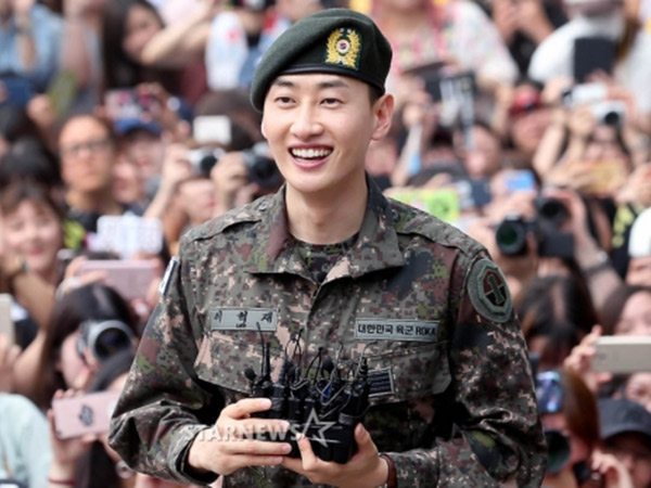 Disambut Ratusan Fans dan Empat Member, Eunhyuk SJ Resmi Keluar Wajib Militer!