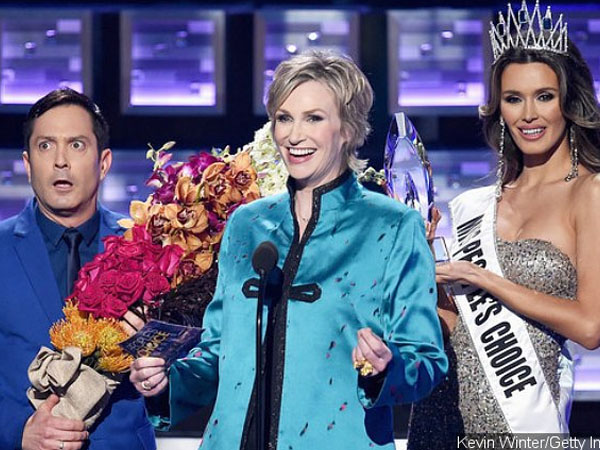 Kocaknya Saat Presenter People's Choice Awards Parodikan Insiden Memalukan di Ajang Miss Universe