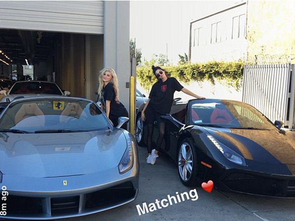 Makin Kompak, Kendall dan Kylie Jenner Pamer Ferrari ‘Kembar’ Barunya!