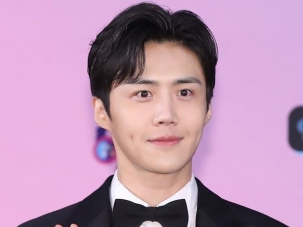 Kim Seon Ho Jadi Aktor Paling Populer di Asia Artist Awards 2021