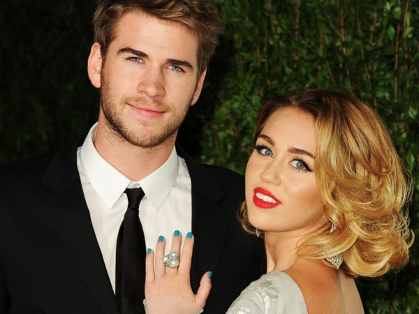 Pamer Cincin Berlian, Miley Cyrus Tunangan Lagi dengan Liam Hemsworth?