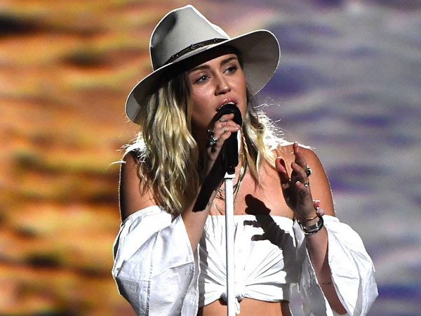 Ungkapan Patah Hati Miley Cyrus Lewat Lagu 'Week With You'