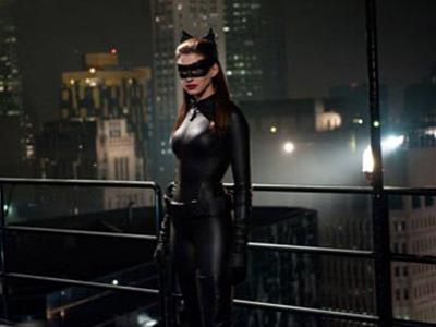Anne Hathaway Nikmati Kostum Ketat Catwoman