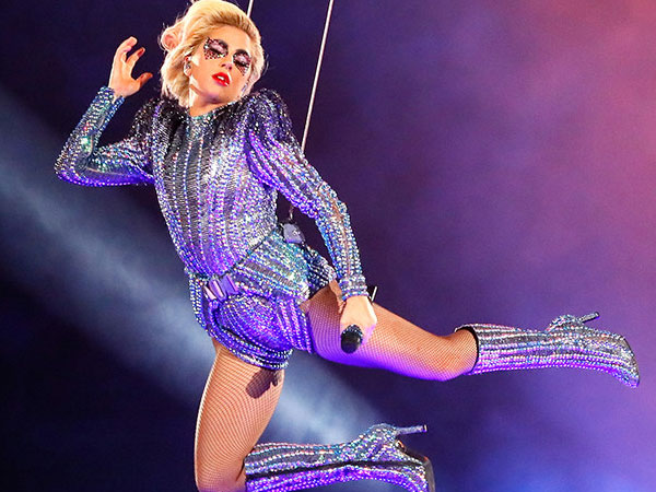 Tampil Sepektakuler, Lady Gaga Nekat Loncat dari Ketinggian di Super Bowl 2017