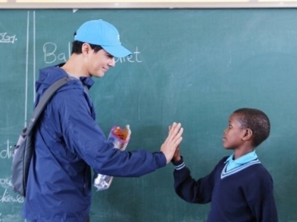 Jo In Sung Donasi 6 M untuk Bangun Sekolah di Afrika