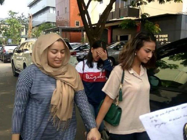 Sempat Bermusuhan Kini Setia Menemani, Apa Alasan Vanessa Angel Cabut Kuasa Hukum dari Jane Shalimar?