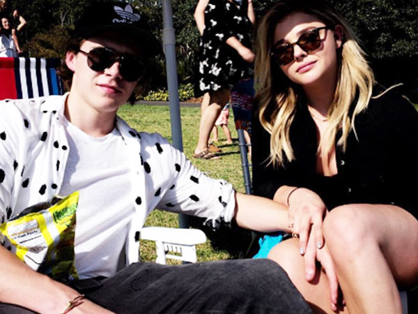 Sudah Putus, Chloe Moretz Berpose Peluk Mesra Brooklyn Beckham di Sampul Majalah?