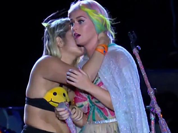 Katy Perry Dicium Penggemar Mabuk di Konsernya