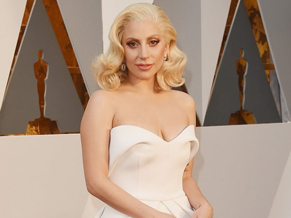 Putus Sementara dari Taylor Kinney, Lady Gaga Sibukkan Diri Jadi Ibu Baptis Anak Sahabatnya