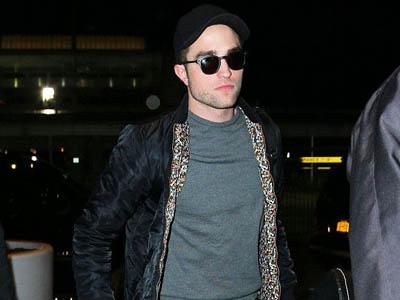 Ups Kekecilan, Ternyata Robert Pattinson Pakai Jaket Stewart!