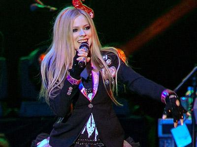 Setelah Dikritik Habis oleh Media AS, Video 'Hello Kitty' Avril Lavigne Kini Dianggap Rasis?