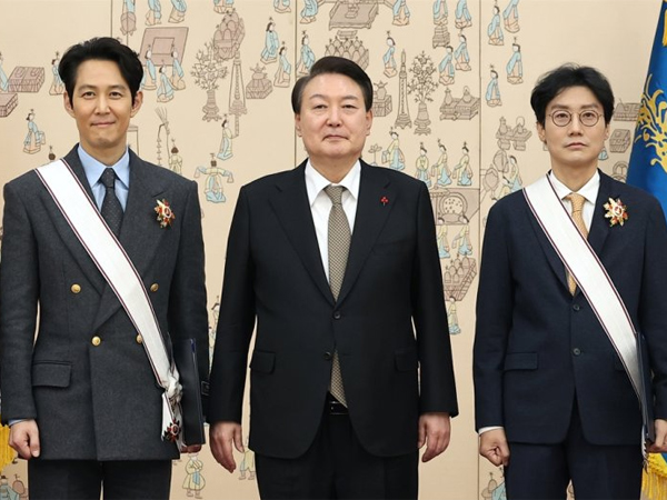Sutradara 'Squid Game' dan Lee Jung Jae Terima Medali Order of Cultural Merit