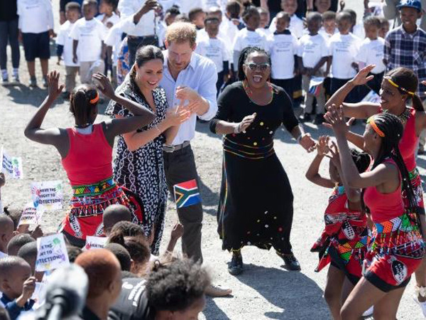 Aksi Meghan Markle dan Pangeran Harry Menari Saat Kunjungi Afrika Selatan