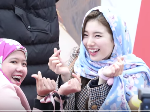 Viral Video Fans Indonesia yang Sukses Pakaikan Kerundung ke Suzy di Acara Fansign