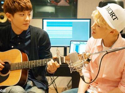 Henry Tampil Memukau Bawakan Lagu Akustik '1-4-3' Bersama Chanyeol EXO