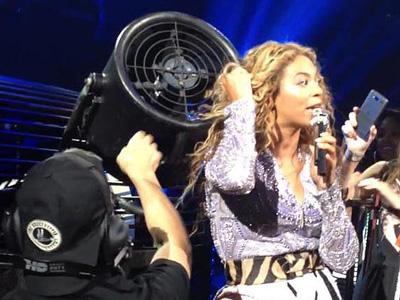 Wah, Rambut Beyonce Tersangkut di Kipas Besar di Panggung!