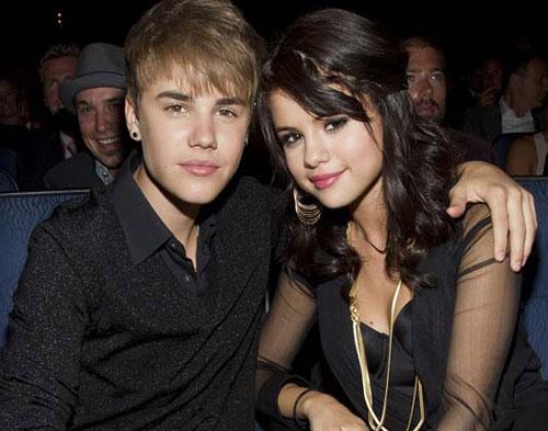 Selena-Bieber Bantah Kabar  Bertunangan
