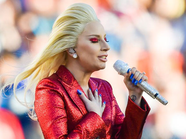 Tampil Di Panggung Super Bowl 50, Lady Gaga Emosional dan Menangis Haru