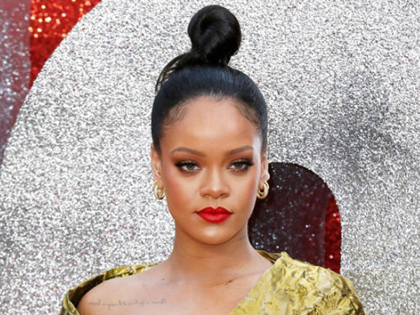 Perut Buncit Rihanna Jadi Sorotan, Tengah Hamil?
