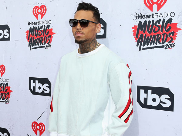 Ancam Bunuh Seorang Wanita dengan Pistol, Chris Brown Ditangkap Polisi!