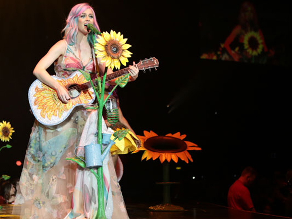 Dikaitkan dengan Isu Politik di Taiwan, Bagaimana dengan Kostum Konser Katy Perry di Jakarta?