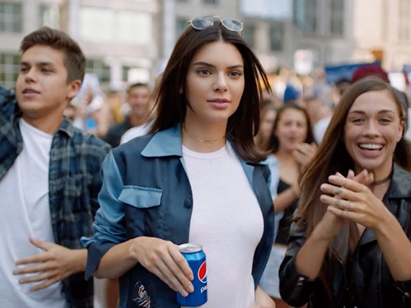 Adegan Kendall Jenner Tuai Reaksi Negatif, Pepsi Tarik Tayangan Iklannya