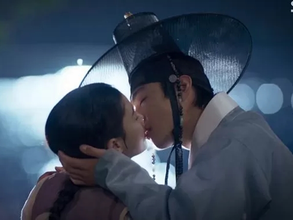 SBS Rilis Video Lucu di Balik Adegan Ciuman Ahn Hyo Seop dan Kim Yoo Jung Saat Syuting