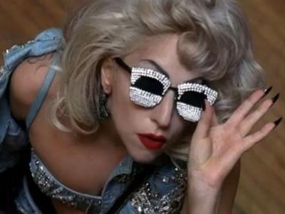 Lady Gaga Beli Gaun Termahal