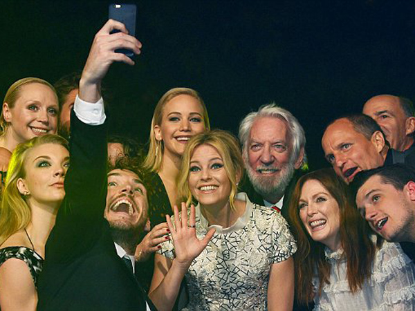 Red Carpet Premiere ‘Mockingjay Part 2’ Diwarnai Selfie Perpisahan Mengharukan