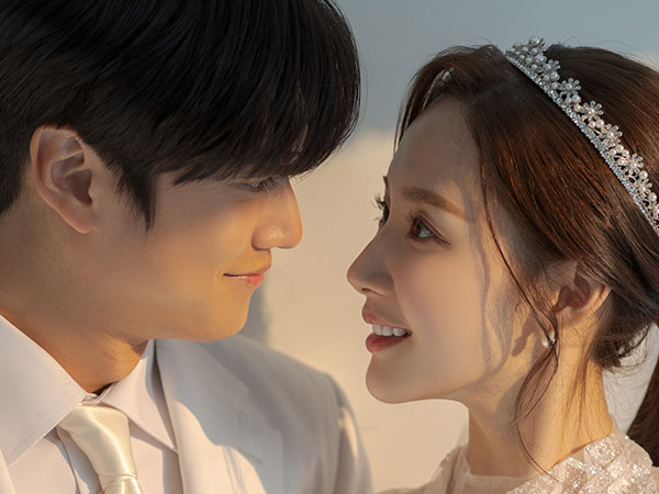 Park Min Young dan Na In Woo Tampil Serasi dalam Foto Pernikahan Terbaru