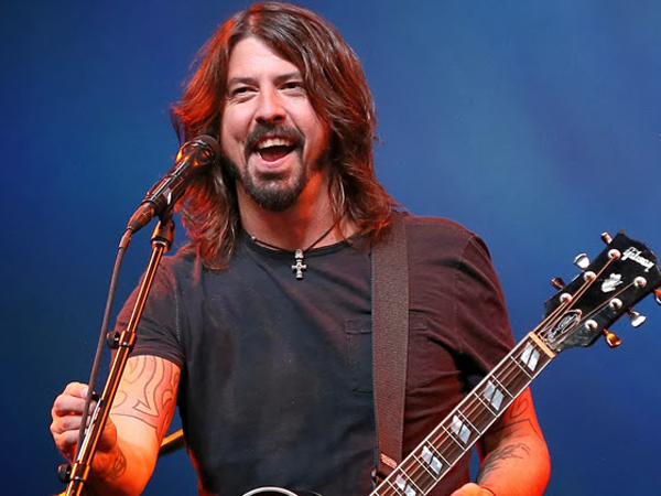 Patah Tulang Saat Konser, Dave Grohl Foo Fighters Nekat Teruskan Penampilan!