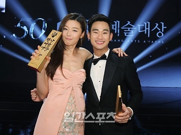 Baeksang Awards Jadi Ajang Reuni Chun Song Yi & Do Min Joon 'Man From the Stars'!