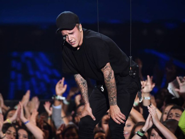 Ini yang Buat Justin Bieber Menangis Saat Tampil di MTV VMA 2015
