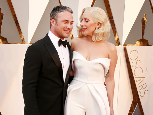 Tampil di Oscar, Lady Gaga Pamer Momen Mesra dengan Taylor Kinney