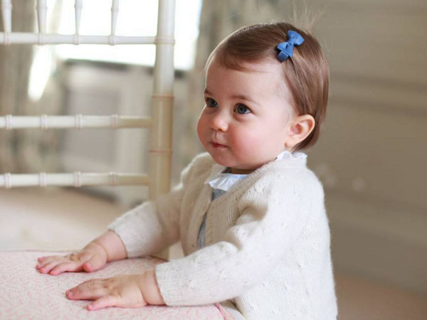 Sambut Ultah Pertama, Kate Middleton Pamer Foto-foto Gemas Putri Charlotte