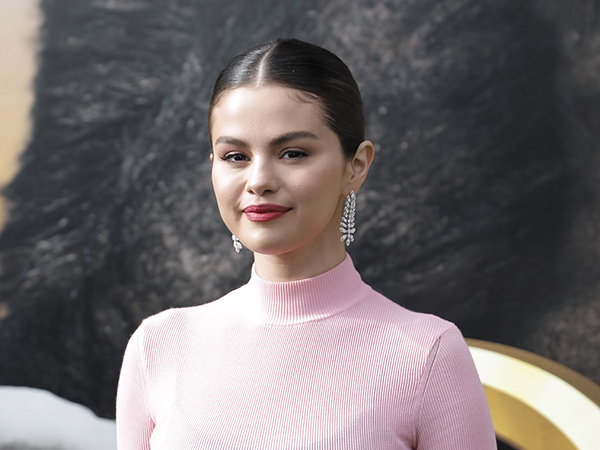 Selena Gomez Merasa 'Putus Asa', Borong Albumnya Sendiri Demi Puncaki Chart Musik