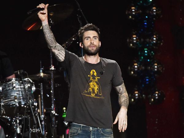 Adam Levine Penjarakan Penggemar Maroon 5 yang 'Menyerang' Dirinya di Panggung?