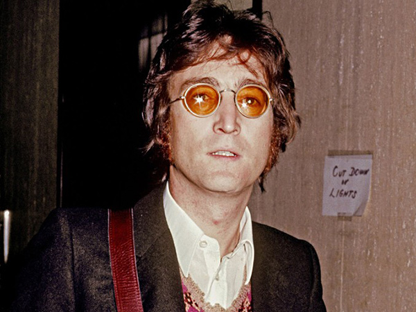Pembunuh John Lennon Akui Pantas Dihukum Mati